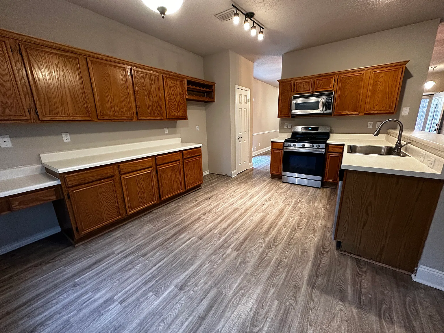 3 bed, 2.5 bath, 1800 sqft, $2,295 — Photo 3