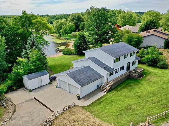 3rd image of 817 Arbutus Dr