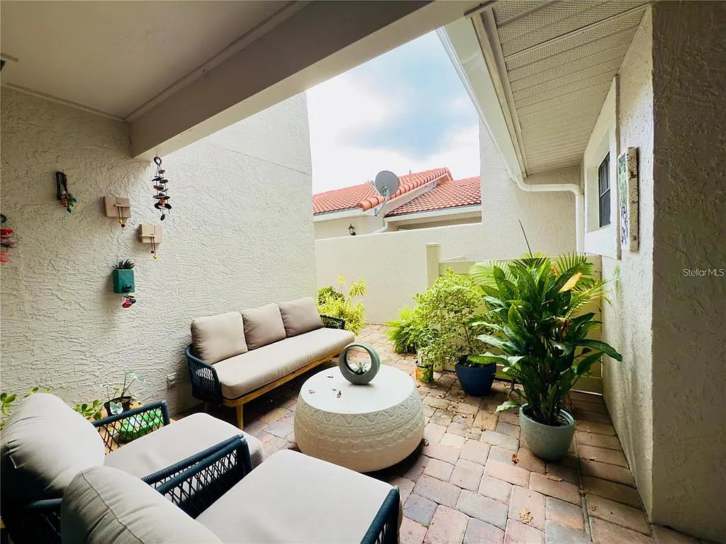 3 bed, 2.5 bath, 1850 sqft, $3,300 — Photo 2