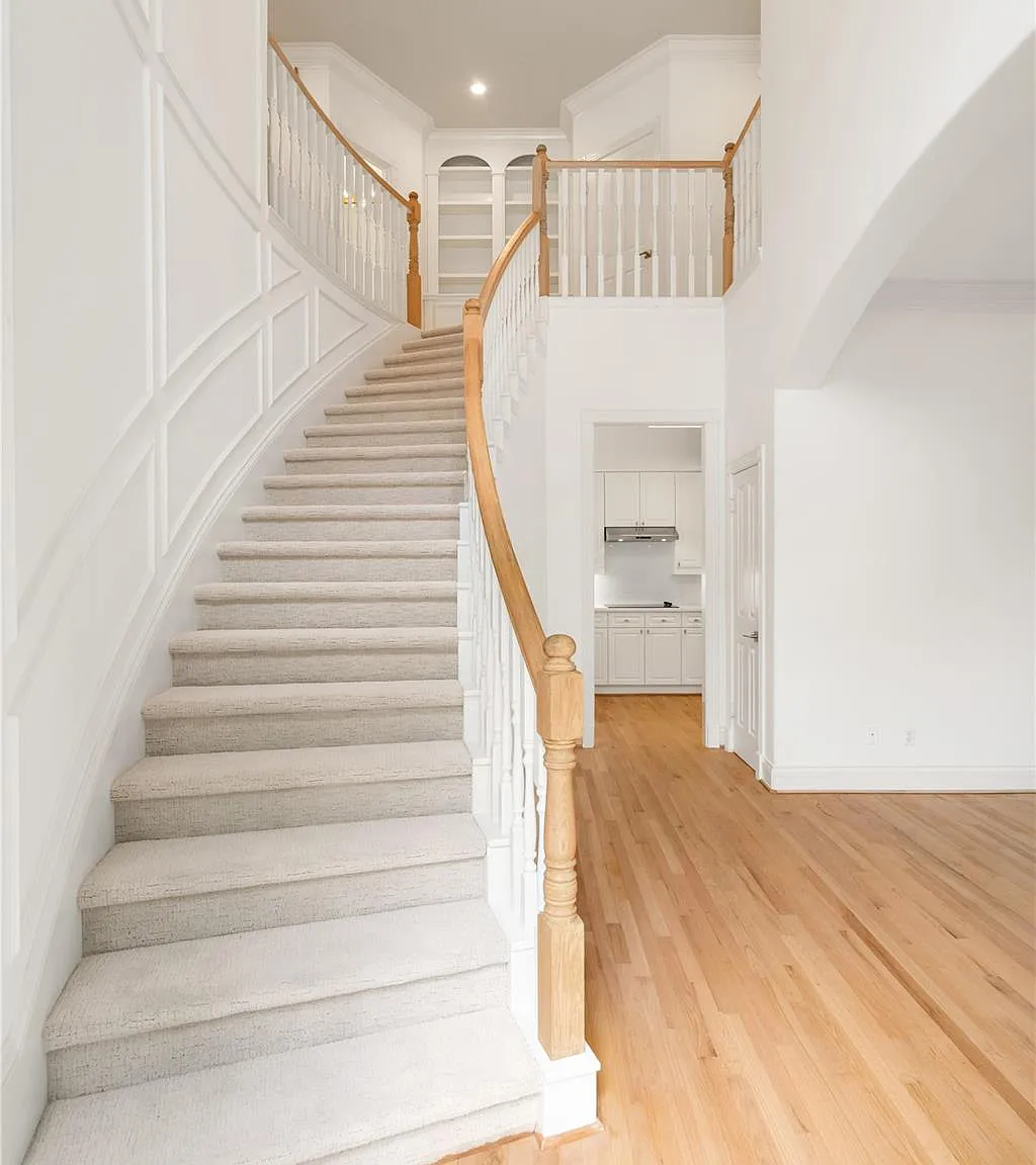 3 bed, 2.5 bath, 2431 sqft, $5,200 — Photo 2
