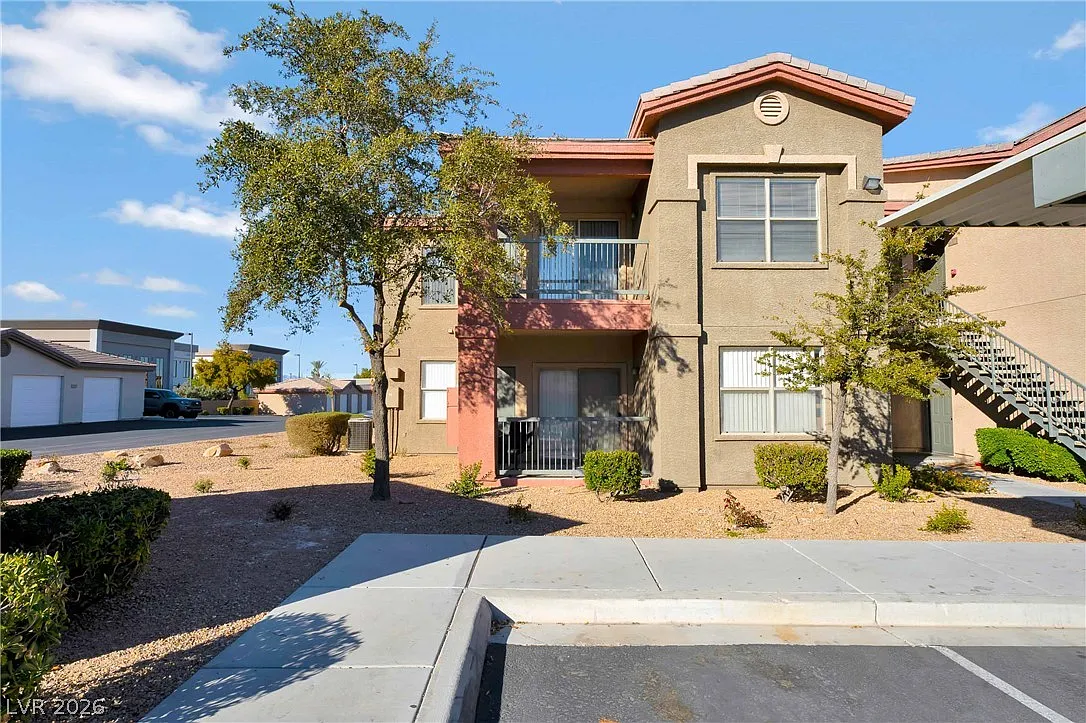 2 bed, 2.0 bath, 914 sqft, $1,475 — Photo 2
