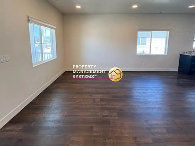 1909 E Magnolia Cir — Photo 4