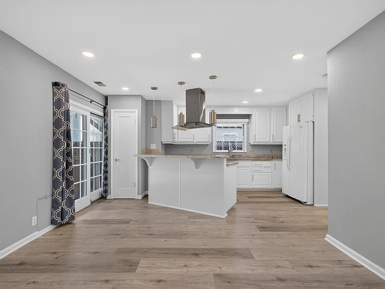 530 Irving Ave — Photo 17