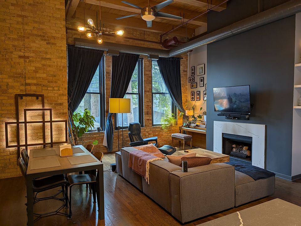 Beautiful light through south-facing windows. Blackout curtains.