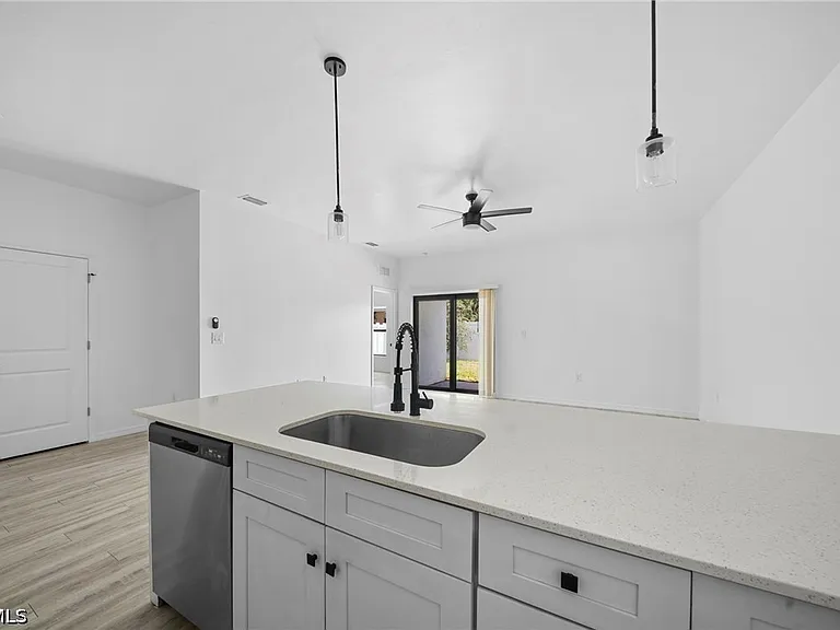 528 SE 6th St — Photo 5