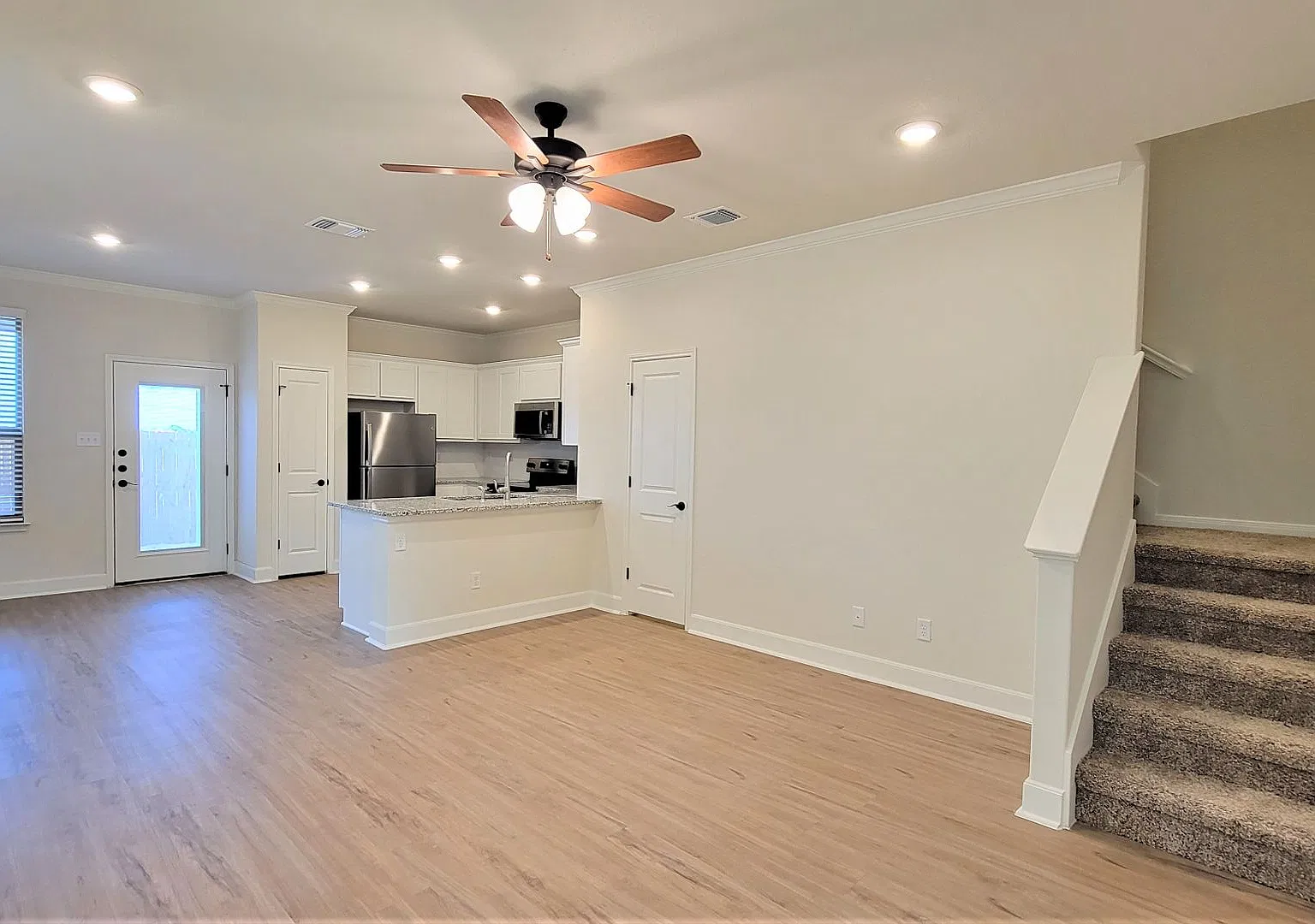 7506 Astro Field — Photo 2