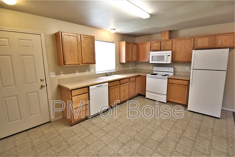 3 bed, 1.5 bath, 1215 sqft, $1,295 — Photo 4