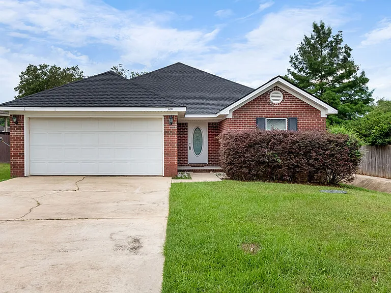 2200 Liberty Dr E — Photo 1