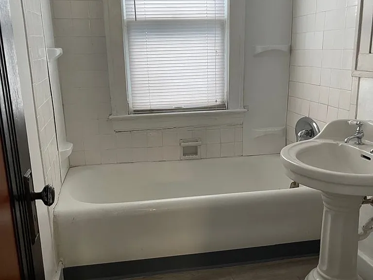 E. 146th 3290 — Photo 9