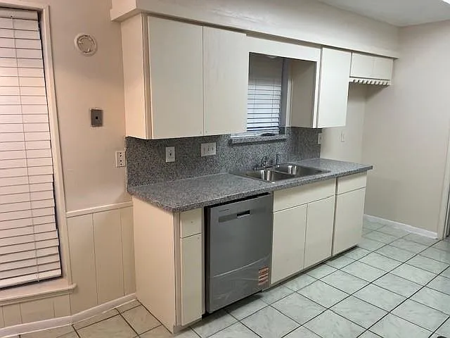 3 bed, 2.0 bath, 1807 sqft, $1,895 — Photo 3