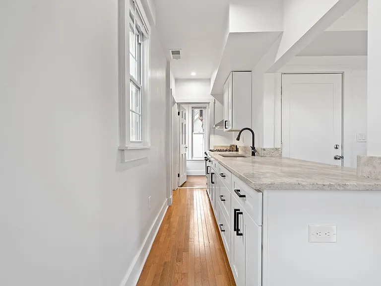 455 George St — Photo 4
