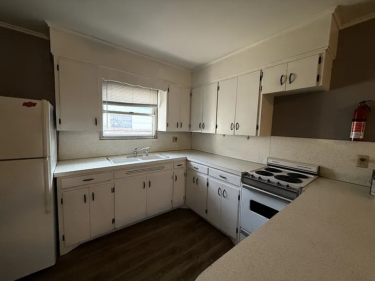 322 W Mathews Ave — Photo 3