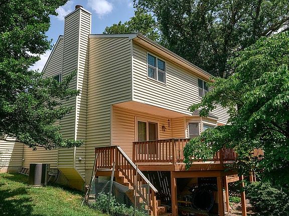 3rd image of 905 Pebble Ln