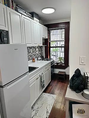 4th image of 214 E 82nd St APT 25