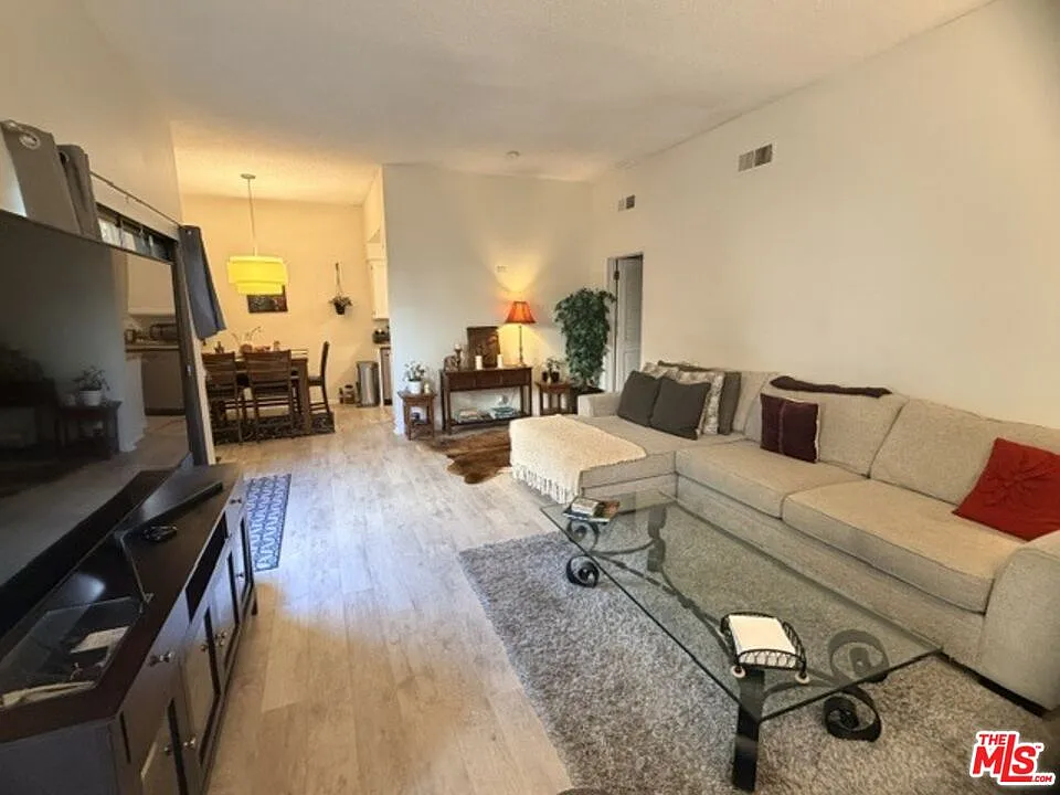 2 bed, 2.0 bath, 1122 sqft, $4,000 — Photo 3