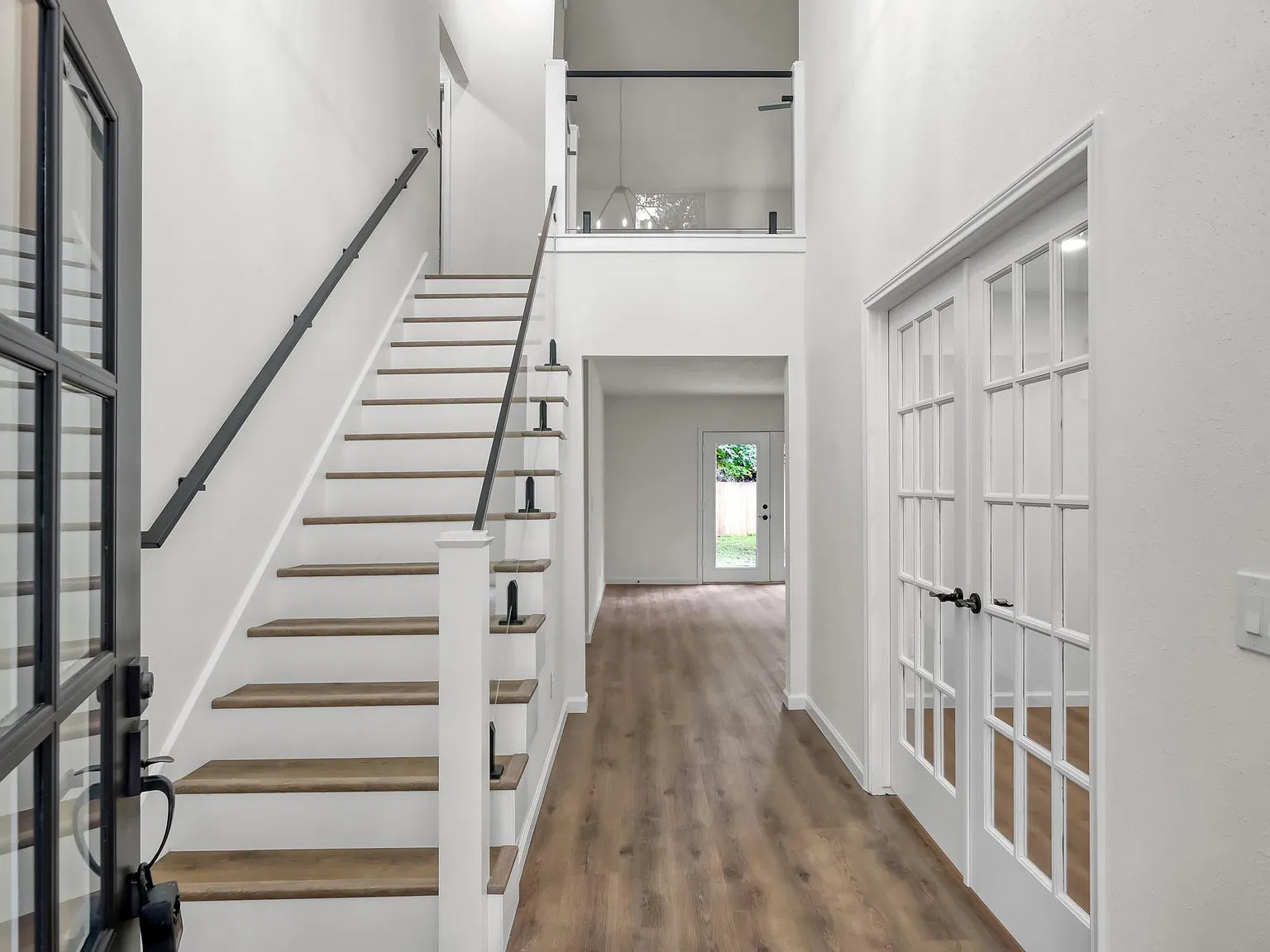 4 bed, 2.5 bath, 2376 sqft, $3,295 — Photo 4