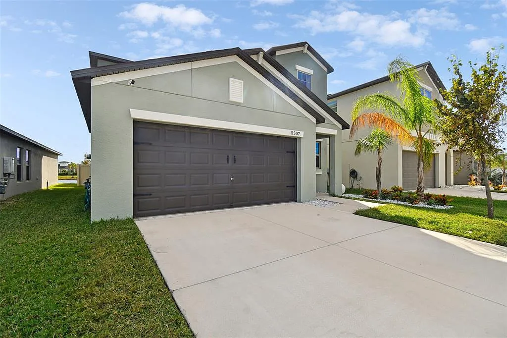 5 bed, 2.5 bath, 2415 sqft, $2,800 — Photo 3