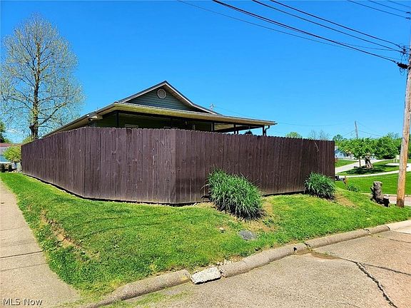 4th image of 900 Lenore St