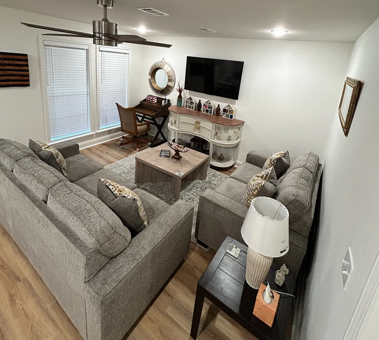 3 bed, 1000 sqft, $1,674 — Photo 3