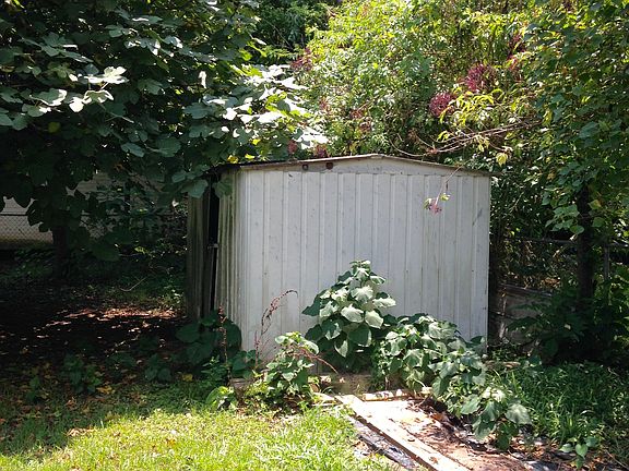 3rd image of 300 E Commercial St