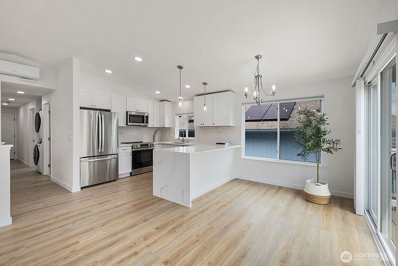 2nd image of 2126 E Grand Avenue