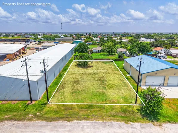 504 S Young St, Rockport, TX 78382
