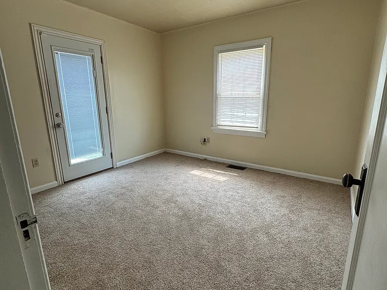 1048 Wilmington Ave — Photo 6
