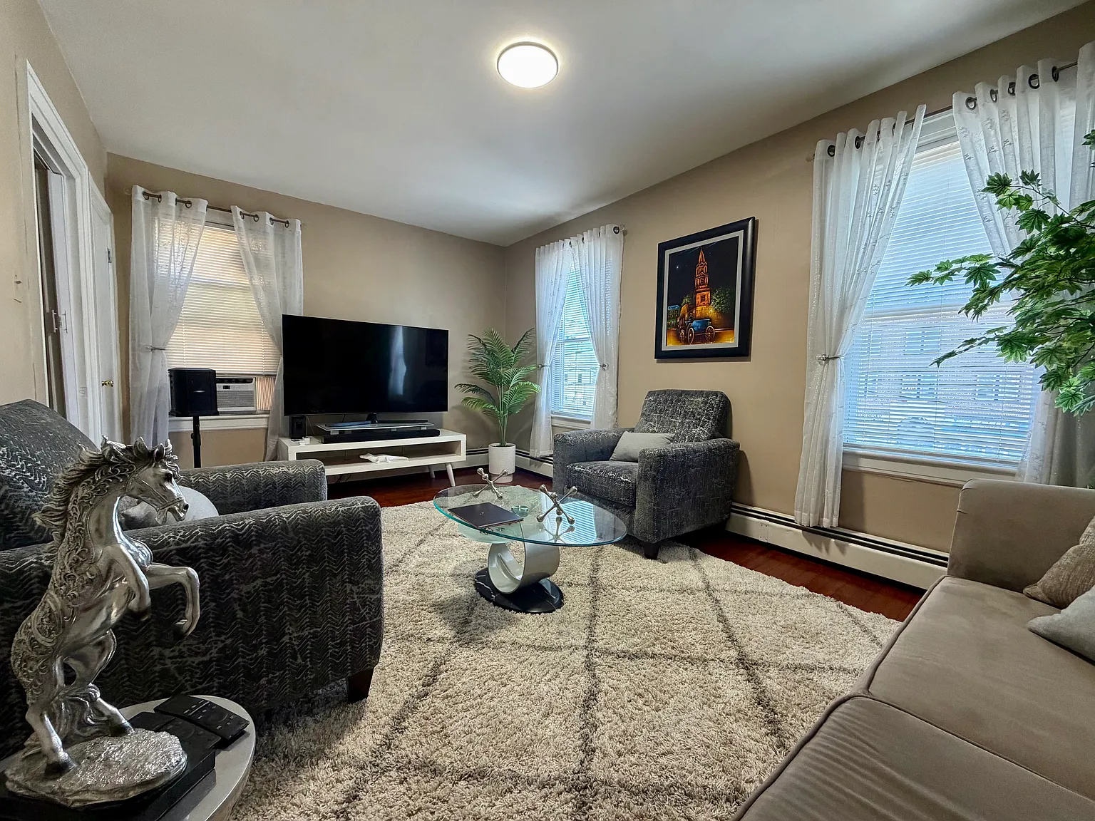 3 bed, 1.5 bath, 1350 sqft, $2,500 — Photo 2