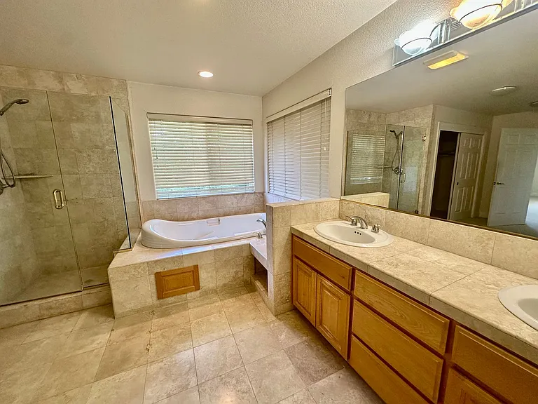 388 Knowles Dr — Photo 10