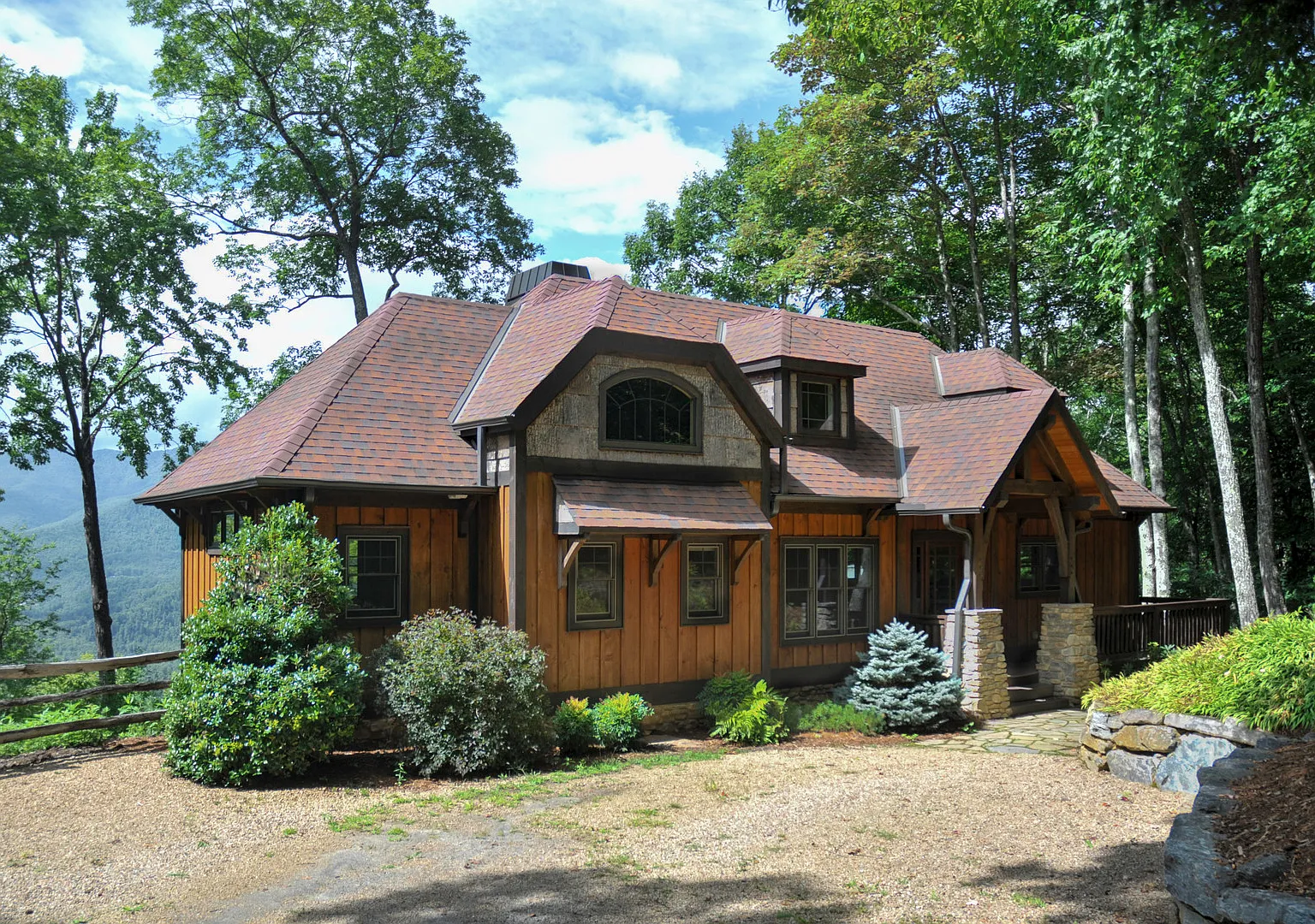 Beautiful Mountain home in Balsam Mountain Preserve Community $3500 a month with year-long lease — Photo 1