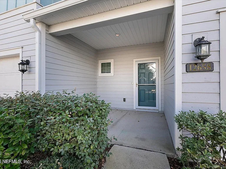 12658 Josslyn Ln — Photo 2