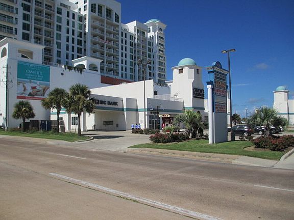4th image of 827 University Blvd