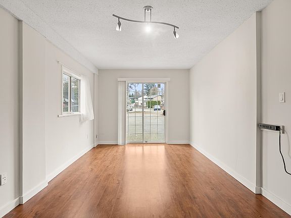 3rd image of 232 Davis Cres