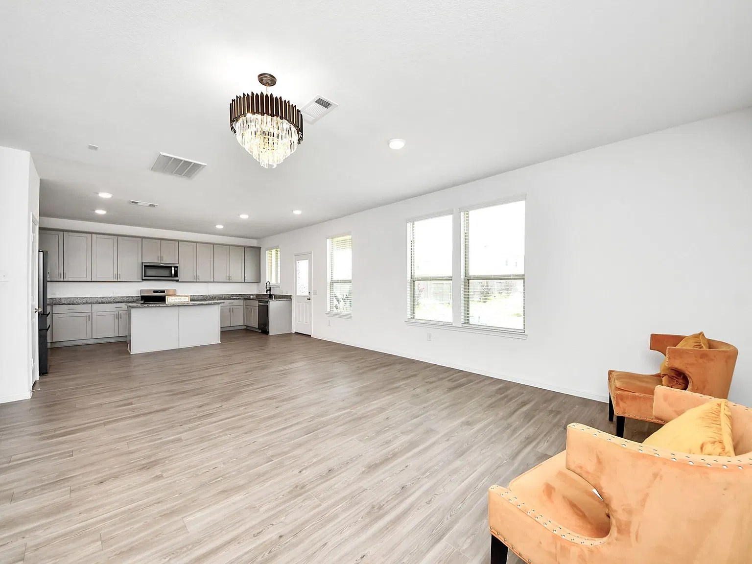 4 bed, 3.0 bath, 2718 sqft, $2,700 — Photo 4