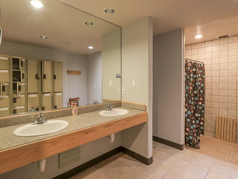 450 Lewis St — Photo 16