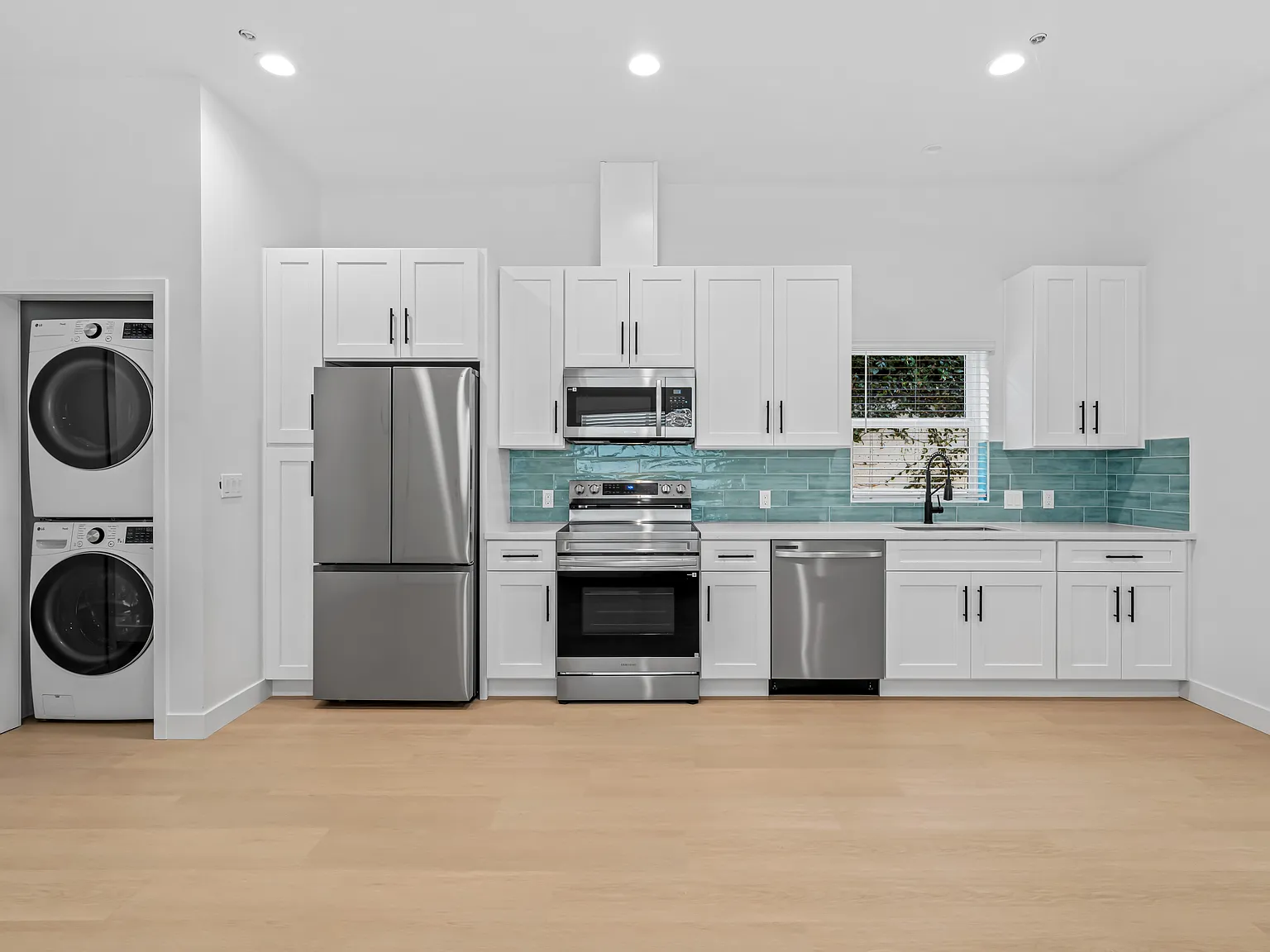 2 bed, 850 sqft, $3,995 — Photo 3