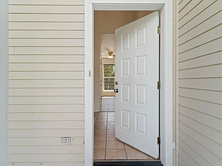 606 Valentine Dr — Photo 2