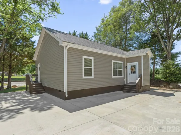 64 Drexel Rd, Hendersonville, NC 28739