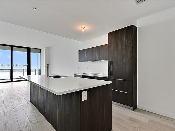 5th image of 480 NE 31st St Unit 4905