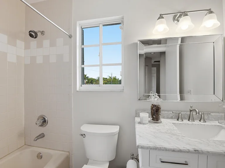 917 NE 3rd St #9 — Photo 13