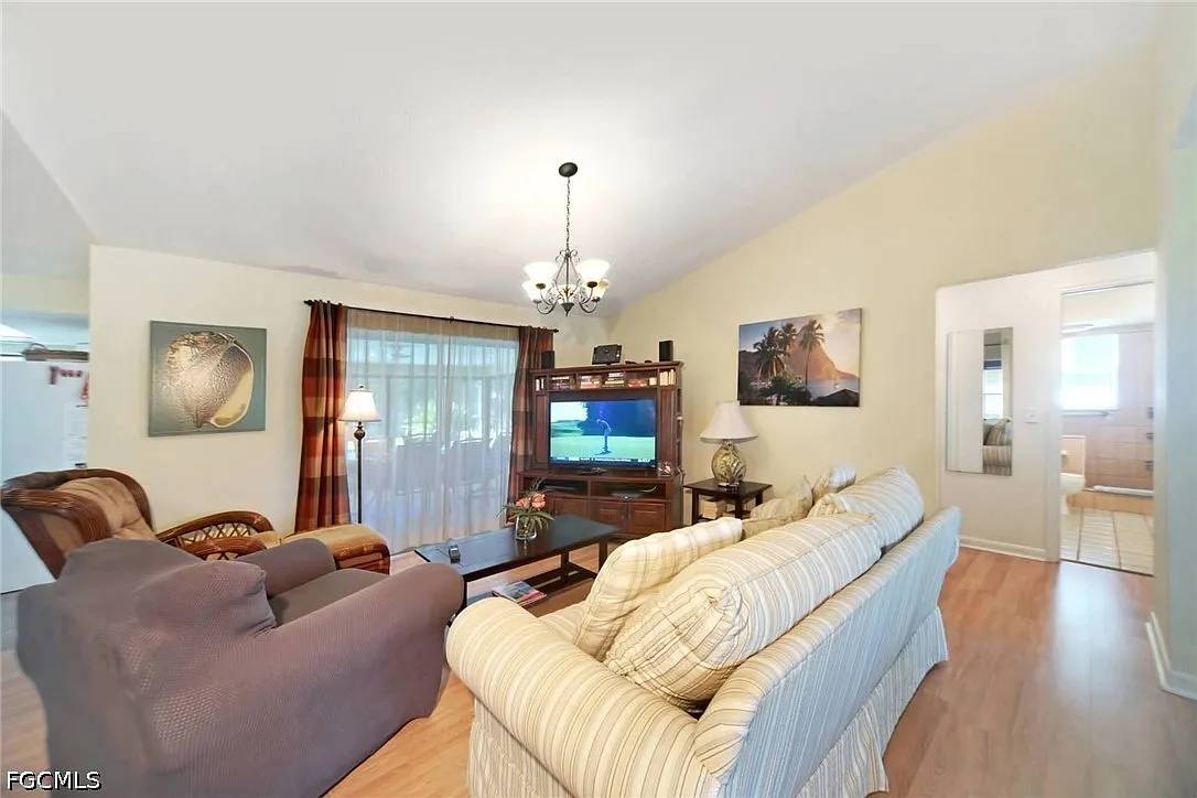 3 bed, 2.0 bath, 1400 sqft, $4,460 — Photo 3