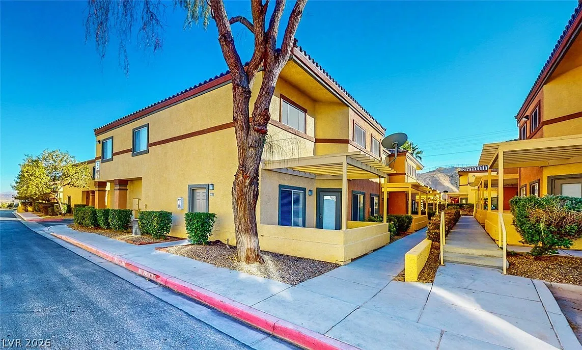 3 bed, 2.5 bath, 5214 sqft, $1,650 — Photo 1