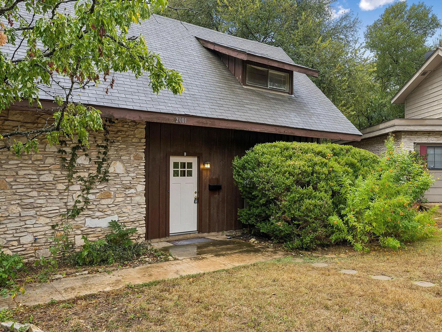 2 bed, 1.5 bath, 1190 sqft, $1,800 — Photo 3