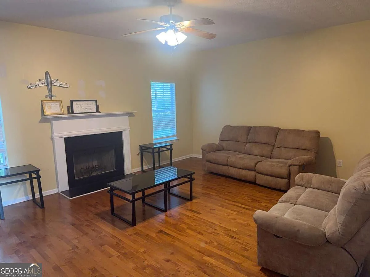 6 bed, 3.5 bath, 3700 sqft, $1,150 — Photo 3