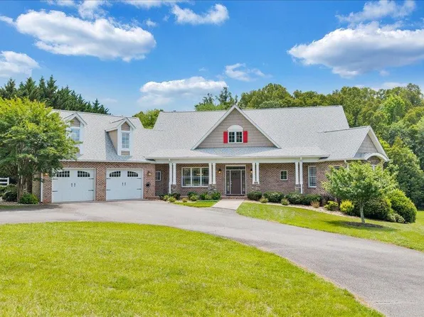 1074 Jefferson Dr W, Forest, VA 24551