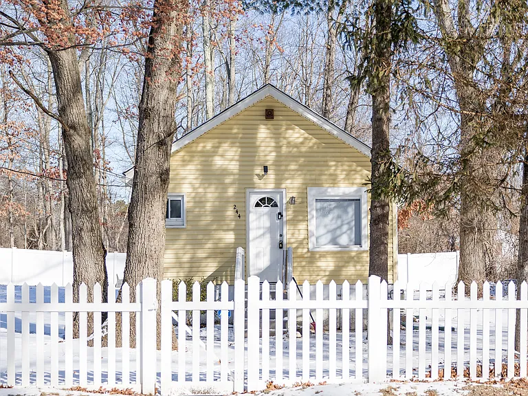 244 Nelson Ave — Photo 1