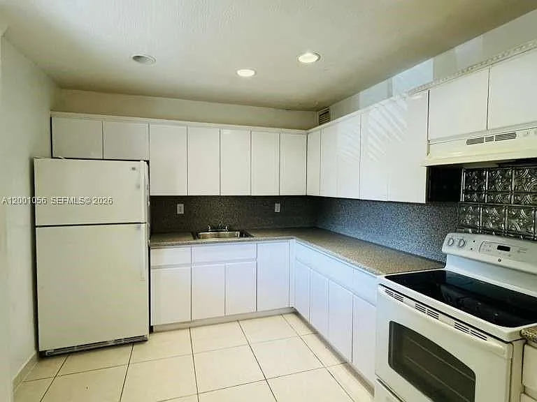 724 NE 4th St #9 — Photo 2