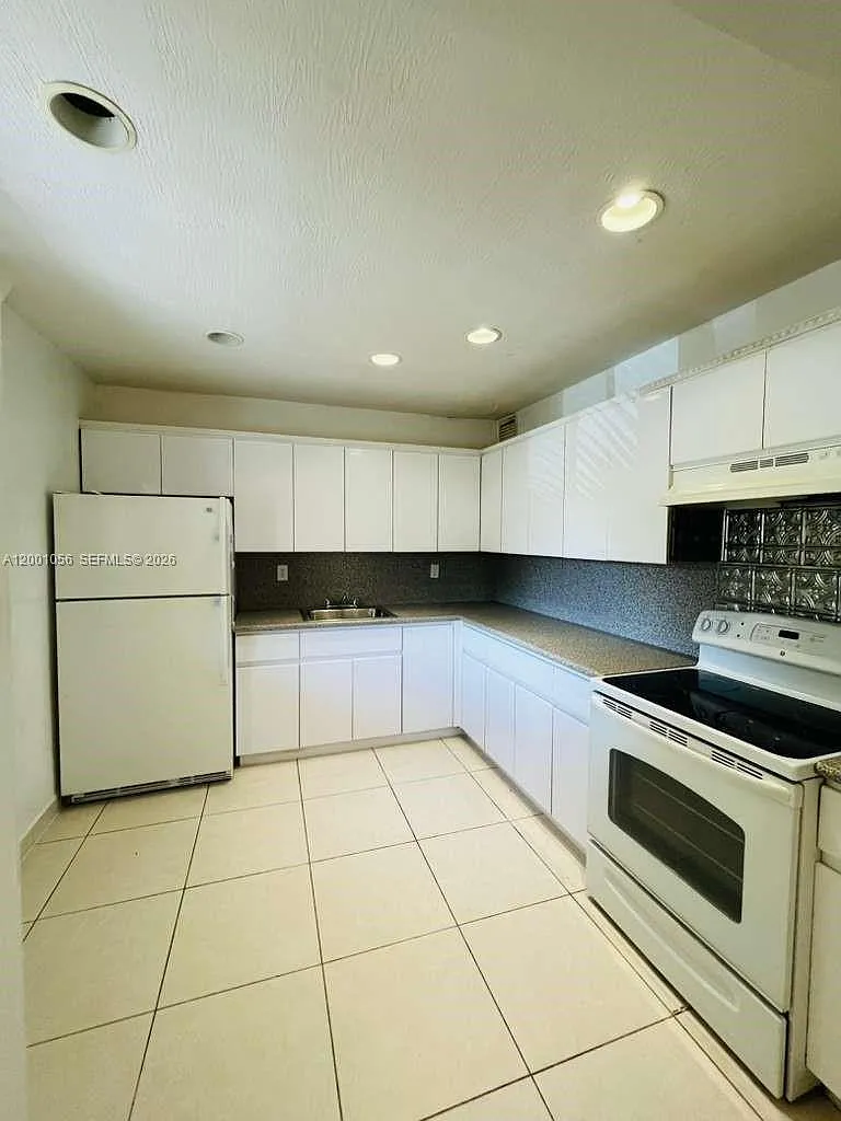 Building Photo - 724 NE 4th St #9