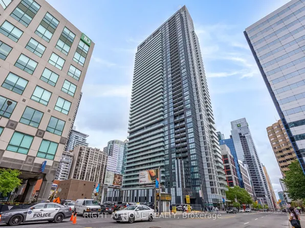 300 Front St W #3903, Toronto, ON M5V 0E9