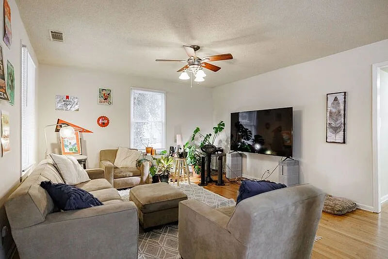 3 bed, 2.0 bath, 1472 sqft, $2,000 — Photo 2